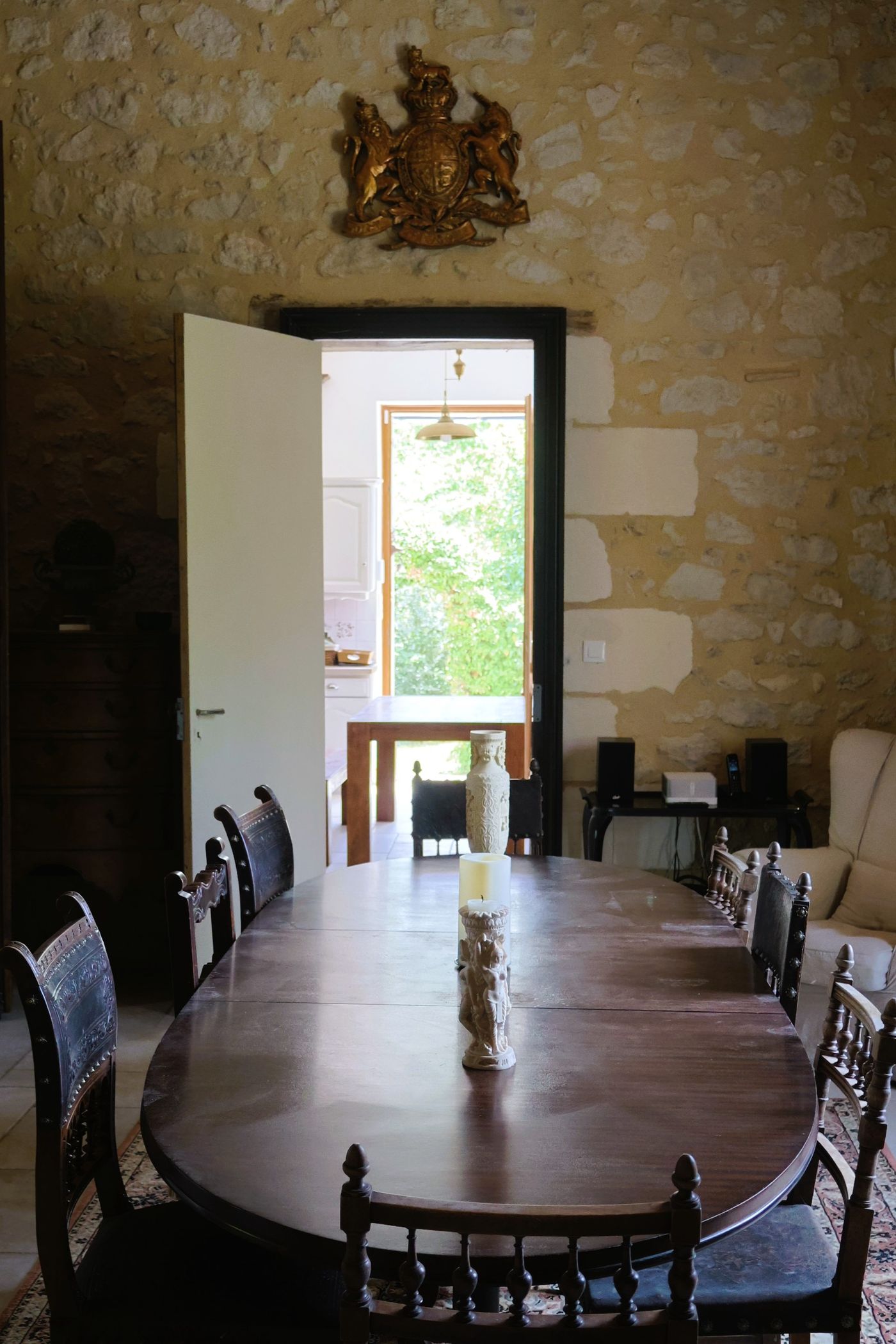 Salle à manger de château — table de Noël dressée